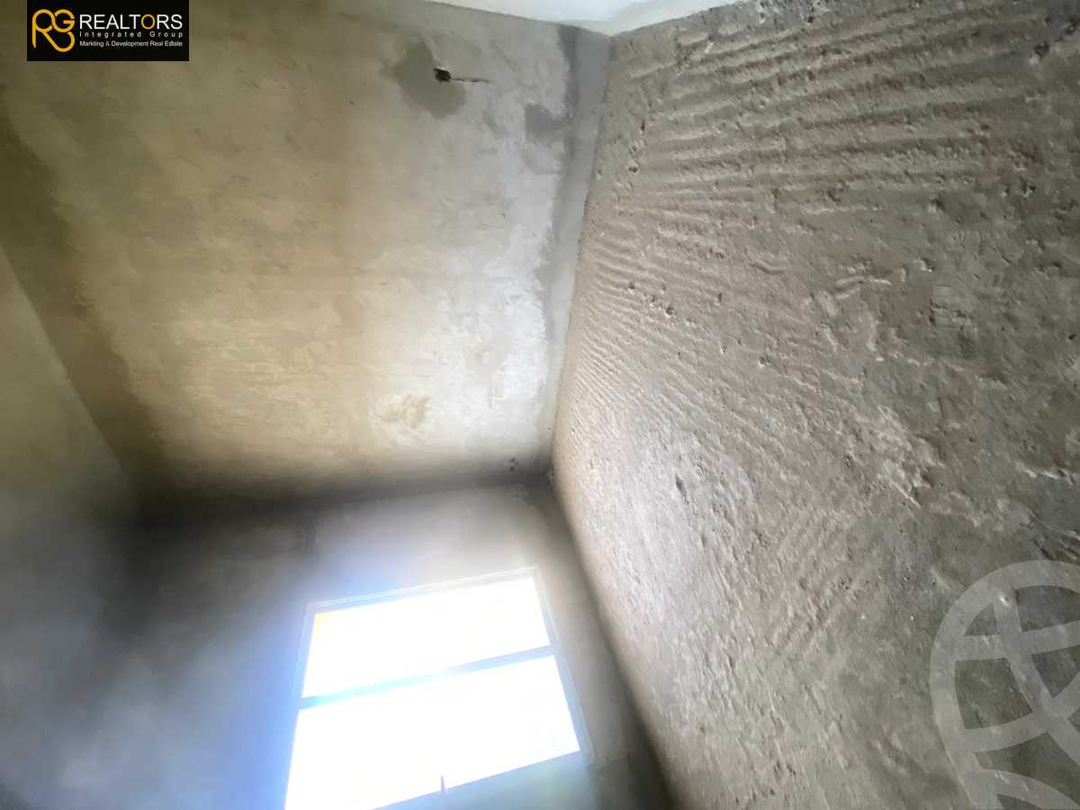 https://aqarmap.com.eg/en/listing/4320772-for-sale-cairo-el-sheikh-zayed-city-compounds-in-sheikh-zayed-royal-meadows