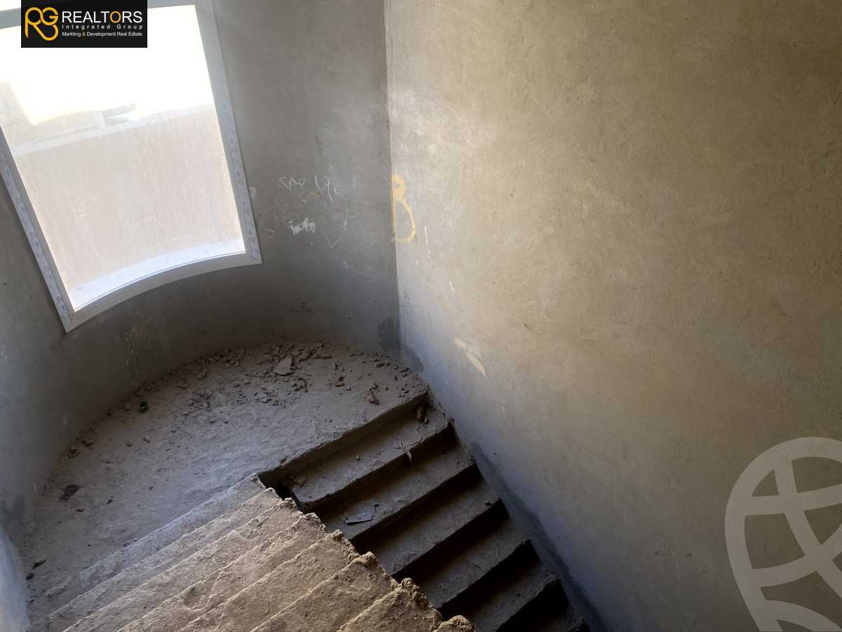 https://aqarmap.com.eg/en/listing/4320772-for-sale-cairo-el-sheikh-zayed-city-compounds-in-sheikh-zayed-royal-meadows