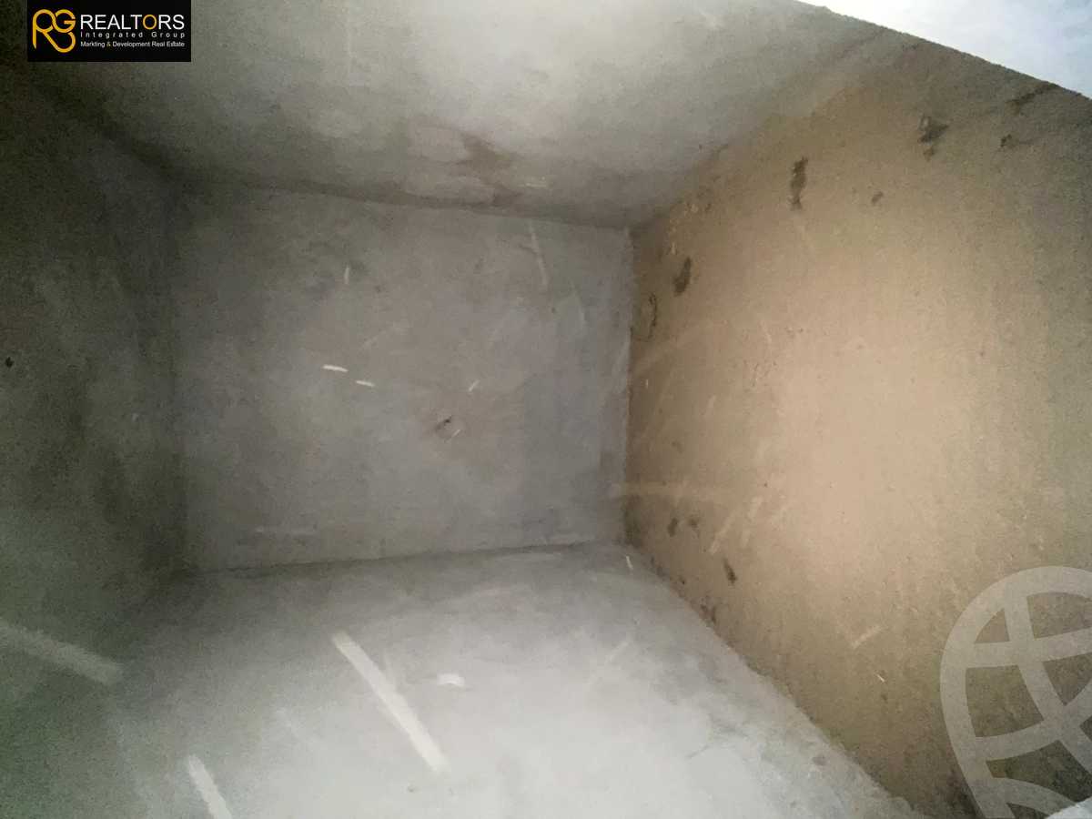 https://aqarmap.com.eg/en/listing/4320772-for-sale-cairo-el-sheikh-zayed-city-compounds-in-sheikh-zayed-royal-meadows