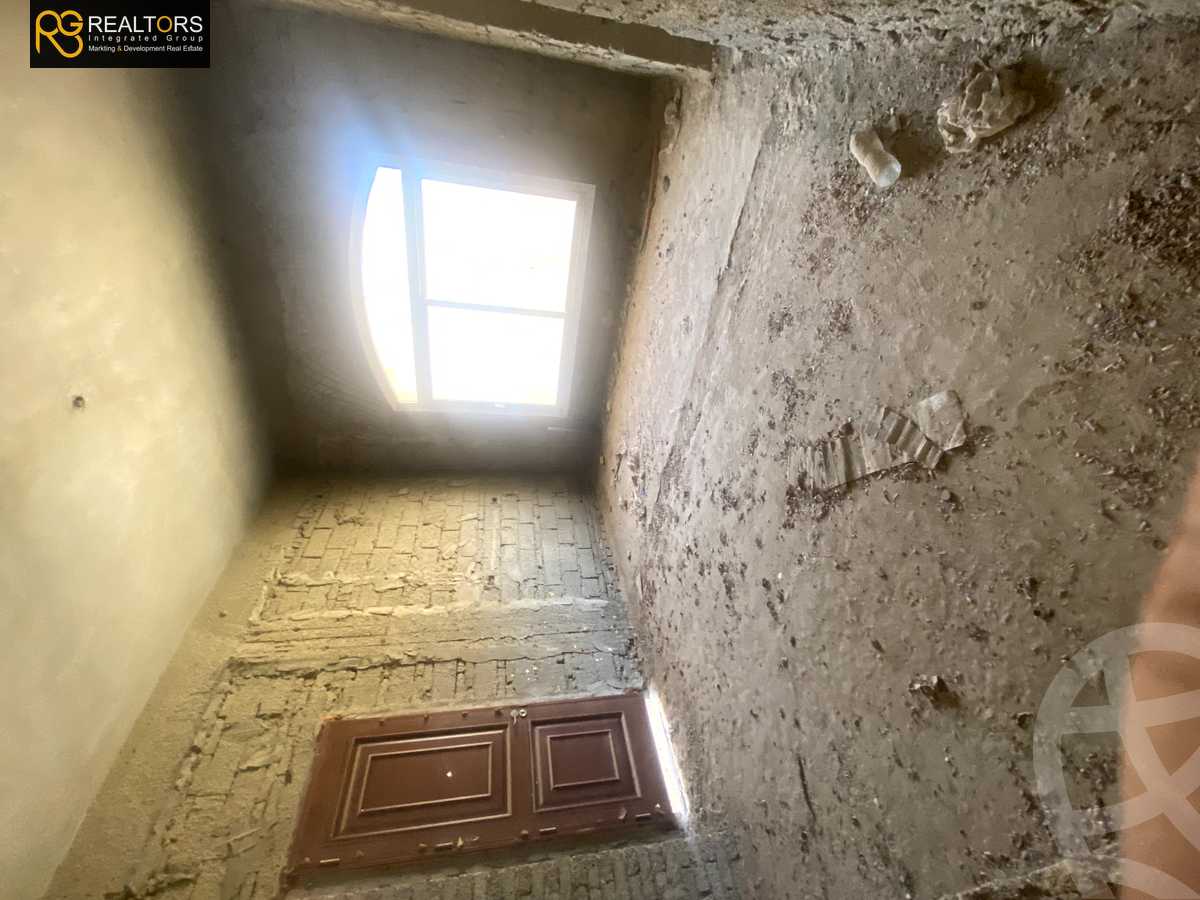 https://aqarmap.com.eg/en/listing/4320772-for-sale-cairo-el-sheikh-zayed-city-compounds-in-sheikh-zayed-royal-meadows