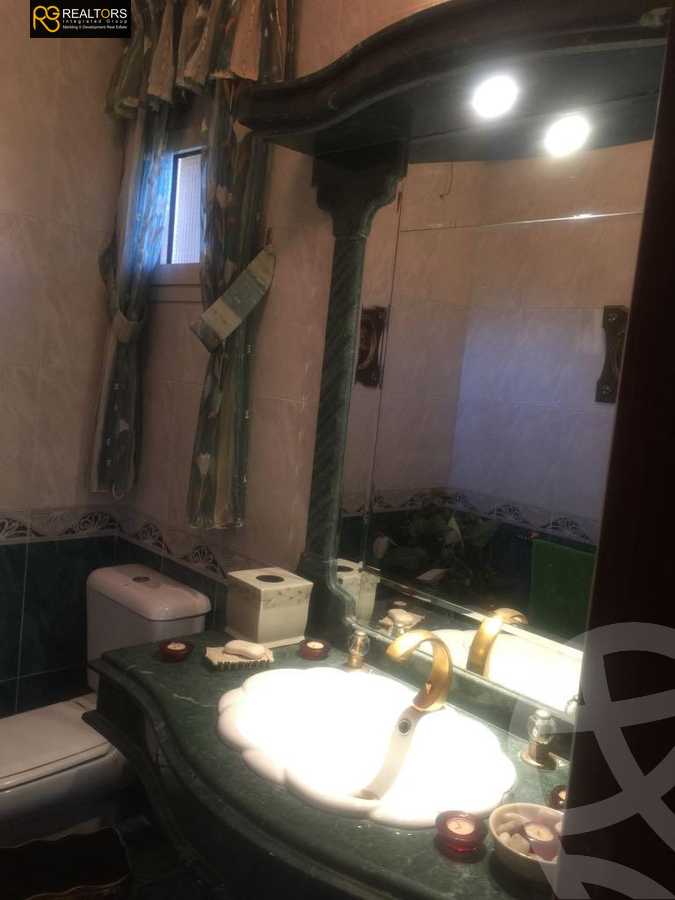 https://aqarmap.com.eg/en/listing/4335459-for-sale-cairo-6th-of-october-compound-royal-hills