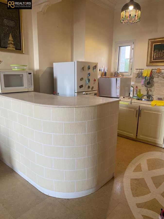https://aqarmap.com.eg/en/listing/4335459-for-sale-cairo-6th-of-october-compound-royal-hills