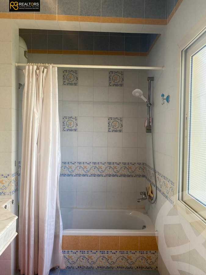 https://aqarmap.com.eg/en/listing/4335459-for-sale-cairo-6th-of-october-compound-royal-hills