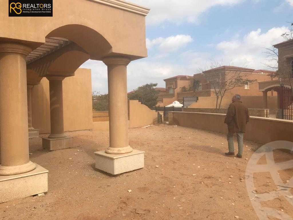 https://aqarmap.com.eg/en/listing/4371897-for-sale-cairo-el-sheikh-zayed-city-compounds-in-sheikh-zayed-royal-meadows