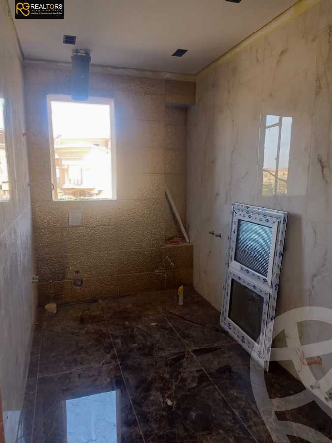 https://aqarmap.com.eg/ar/listing/4904754-for-sale-cairo-el-sheikh-zayed-city-compounds-royal-meadows