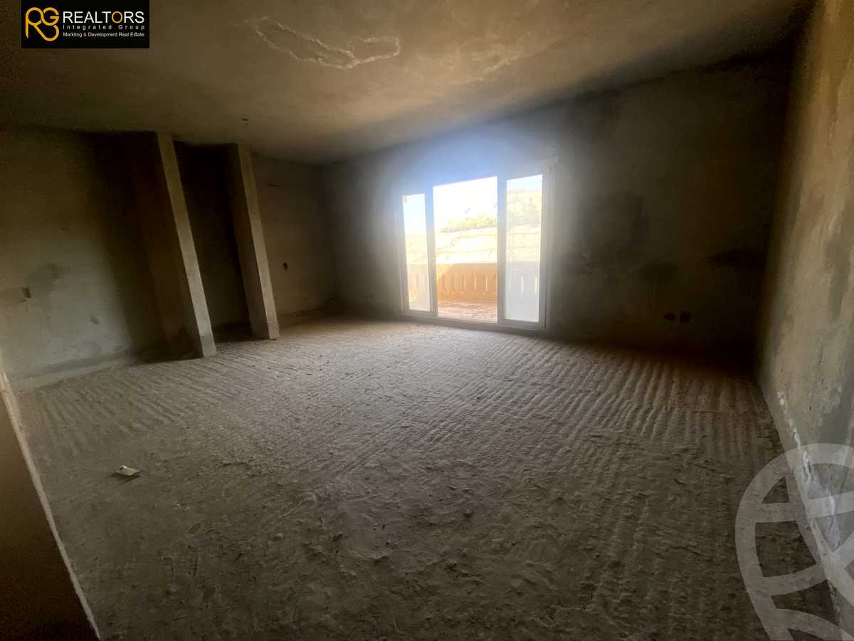 https://aqarmap.com.eg/en/listing/4906043-for-sale-cairo-el-sheikh-zayed-city-compounds-royal-meadows