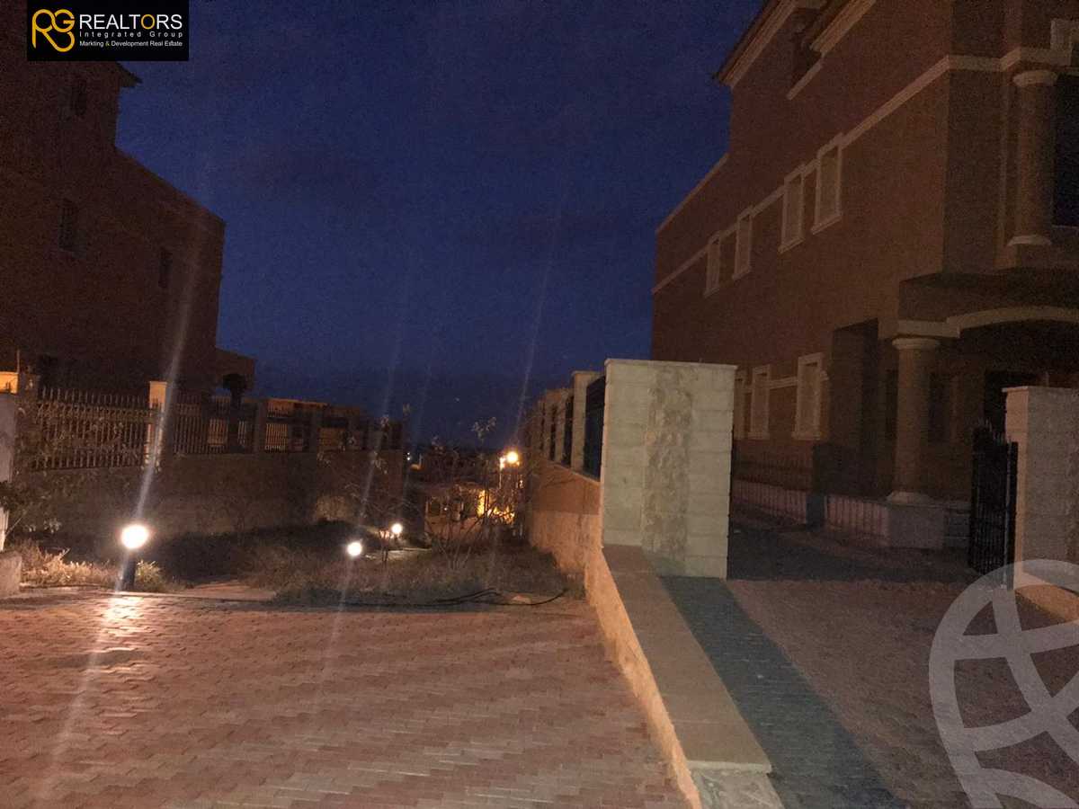 https://aqarmap.com.eg/en/listing/5008713-for-sale-cairo-el-sheikh-zayed-city-compounds-royal-meadows