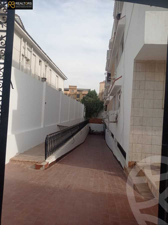 https://aqarmap.com.eg/ar/listing/5200383-for-sale-cairo-6th-of-october-featured-neighborhood-el-motamayez-neighborhood-abd-el-moneim-riad-st