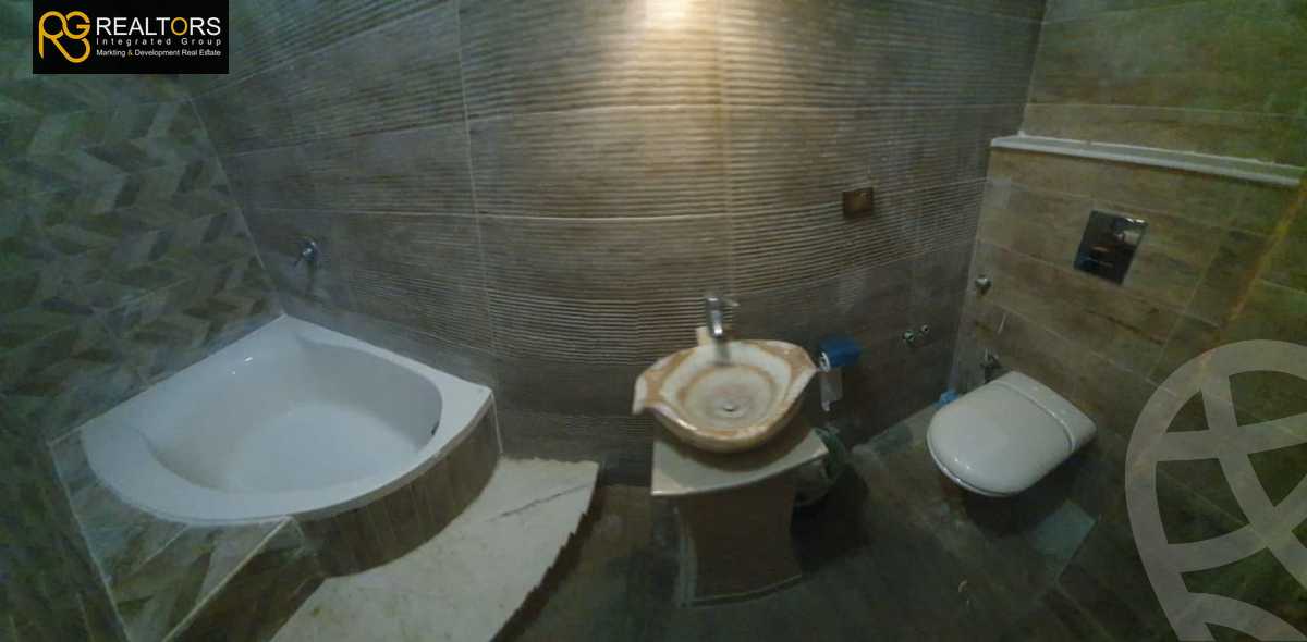 https://aqarmap.com.eg/ar/listing/5234106-for-sale-cairo-el-sheikh-zayed-city-compounds-royal-city