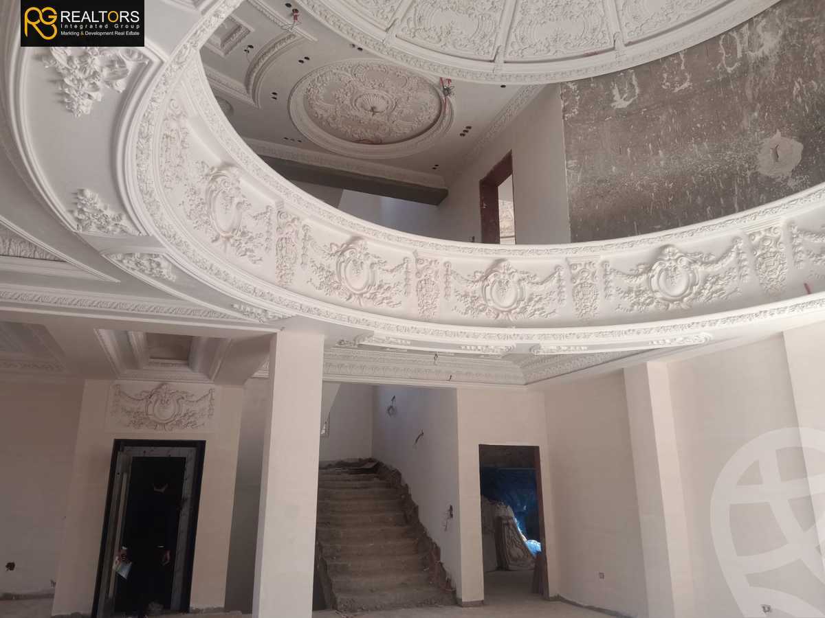 https://aqarmap.com.eg/en/listing/5344829-for-sale-cairo-el-sheikh-zayed-city-compounds-royal-meadows