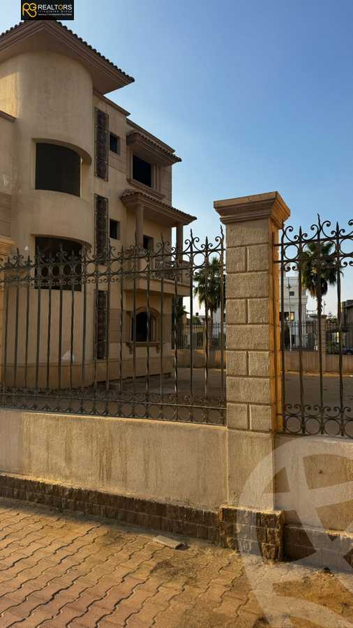 https://aqarmap.com.eg/ar/listing/5397280-for-sale-cairo-el-sheikh-zayed-city-compounds-royal-city