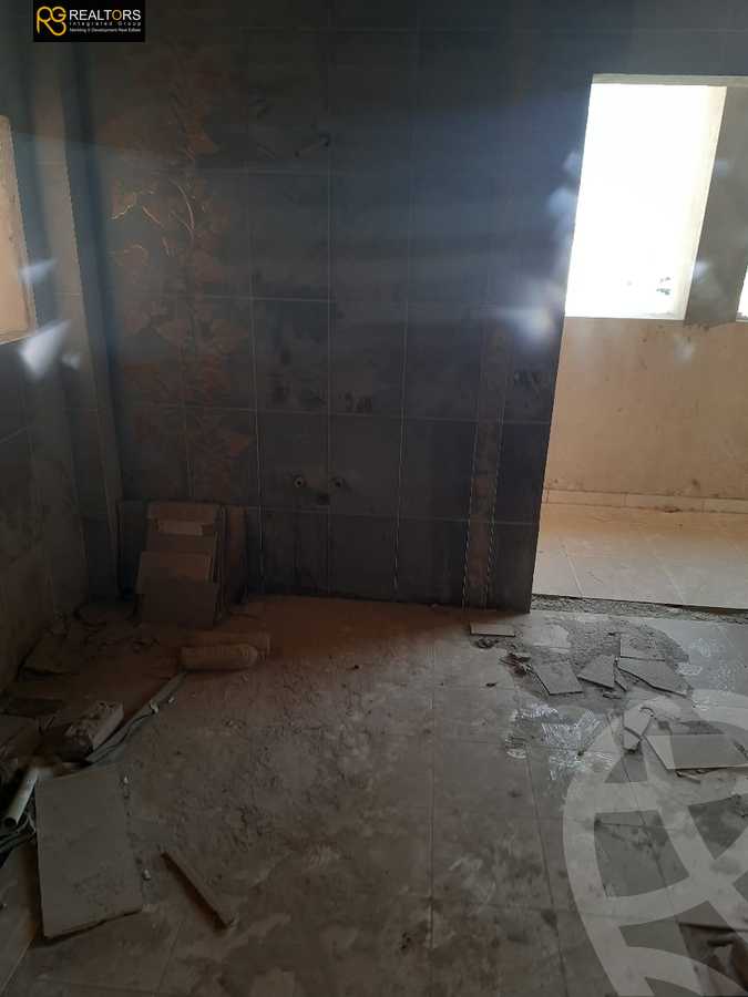 https://aqarmap.com.eg/en/listing/5397676-for-sale-cairo-el-sheikh-zayed-city-compounds-royal-city