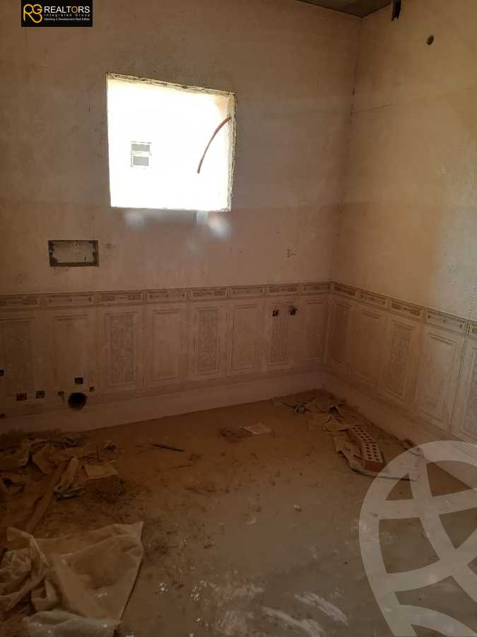 https://aqarmap.com.eg/en/listing/5397676-for-sale-cairo-el-sheikh-zayed-city-compounds-royal-city