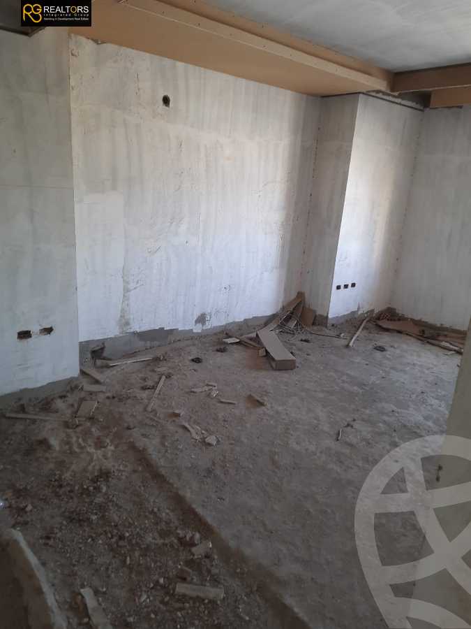 https://aqarmap.com.eg/en/listing/5397676-for-sale-cairo-el-sheikh-zayed-city-compounds-royal-city