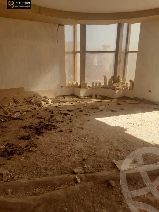 https://aqarmap.com.eg/en/listing/5397676-for-sale-cairo-el-sheikh-zayed-city-compounds-royal-city