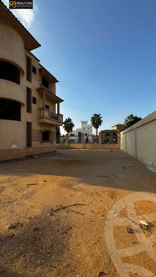 https://aqarmap.com.eg/en/listing/5450948-for-sale-cairo-el-sheikh-zayed-city-compounds-royal-city