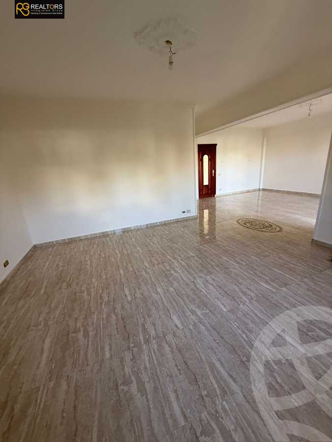 https://aqarmap.com.eg/en/listing/5451359-for-sale-cairo-el-sheikh-zayed-city-compounds-royal-city