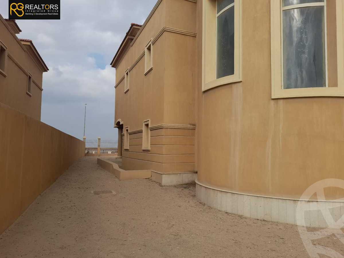 https://aqarmap.com.eg/en/listing/5554035-for-sale-cairo-el-sheikh-zayed-city-compounds-royal-meadows