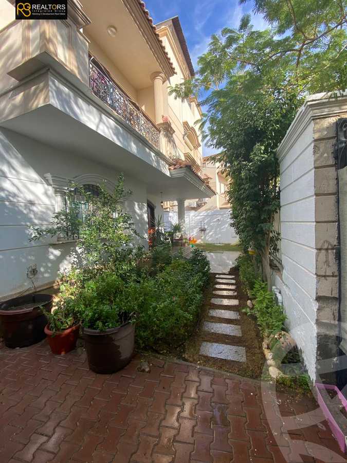 https://aqarmap.com.eg/en/listing/5554101-for-sale-cairo-el-sheikh-zayed-city-compounds-royal-city