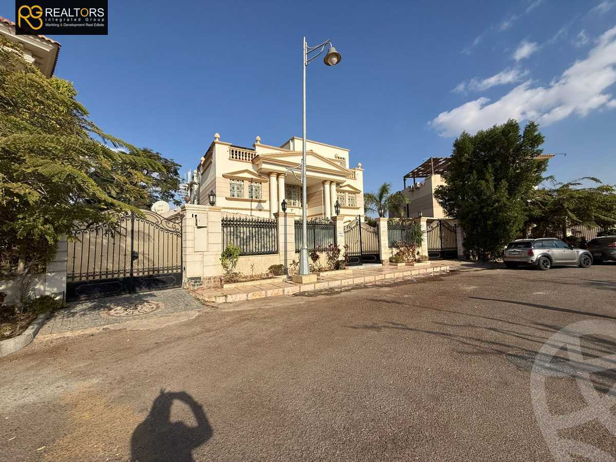 https://aqarmap.com.eg/en/listing/5554143-for-sale-cairo-el-sheikh-zayed-city-compounds-royal-city