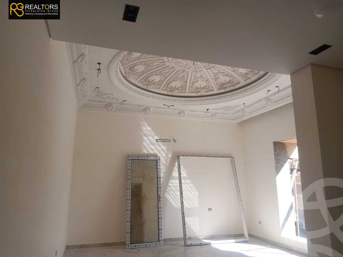 https://aqarmap.com.eg/en/listing/5554157-for-sale-cairo-el-sheikh-zayed-city-compounds-royal-meadows