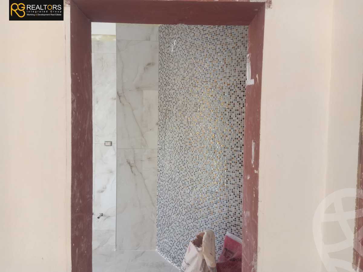 https://aqarmap.com.eg/en/listing/5554157-for-sale-cairo-el-sheikh-zayed-city-compounds-royal-meadows