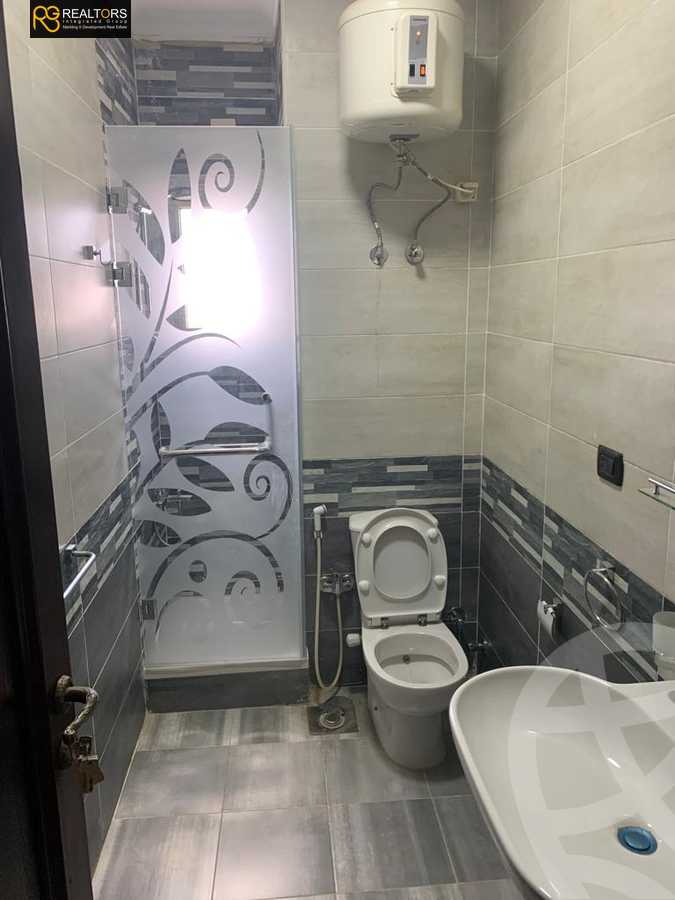 https://aqarmap.com.eg/en/listing/5586506-for-sale-cairo-el-sheikh-zayed-city-compounds-royal-city