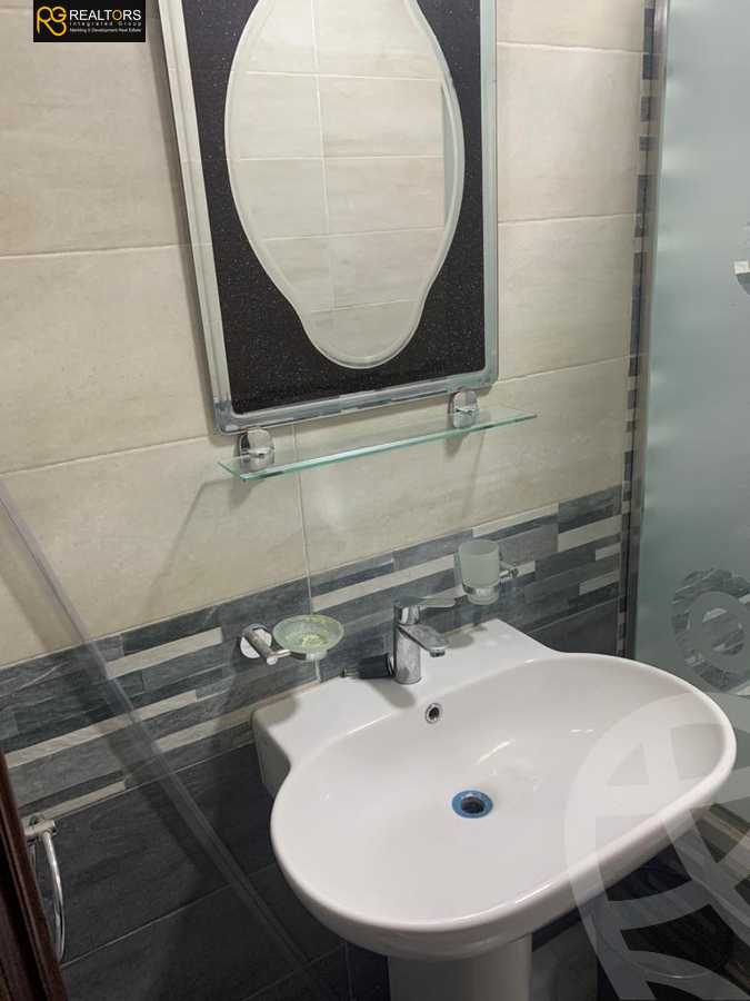 https://aqarmap.com.eg/en/listing/5586506-for-sale-cairo-el-sheikh-zayed-city-compounds-royal-city