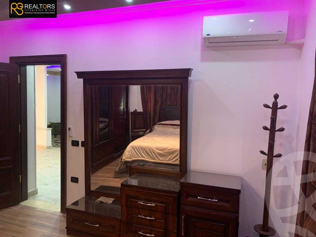 https://aqarmap.com.eg/en/listing/5586506-for-sale-cairo-el-sheikh-zayed-city-compounds-royal-city