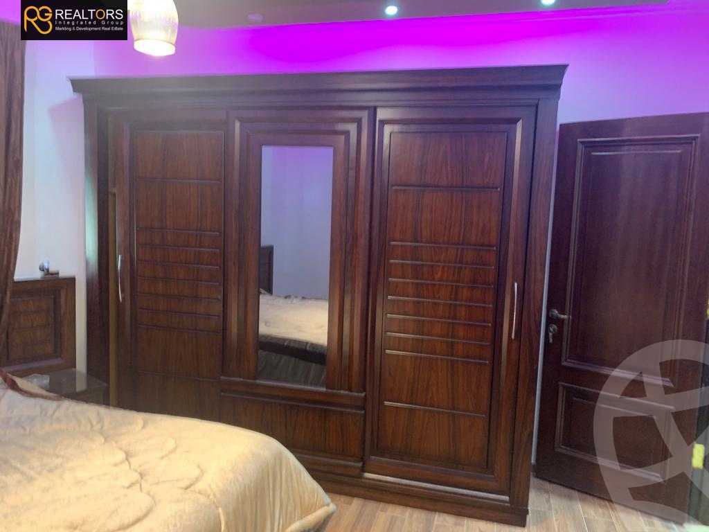 https://aqarmap.com.eg/en/listing/5586506-for-sale-cairo-el-sheikh-zayed-city-compounds-royal-city