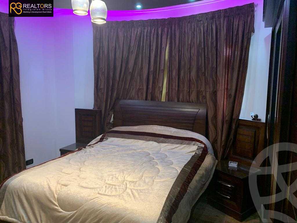 https://aqarmap.com.eg/en/listing/5586506-for-sale-cairo-el-sheikh-zayed-city-compounds-royal-city