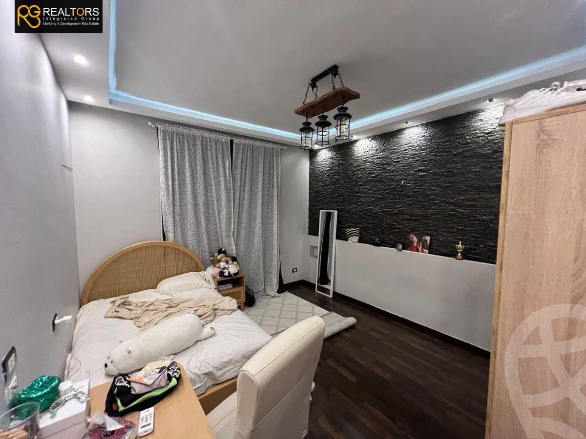 https://aqarmap.com.eg/en/listing/5661406-for-sale-cairo-el-sheikh-zayed-city-compounds-royal-meadows