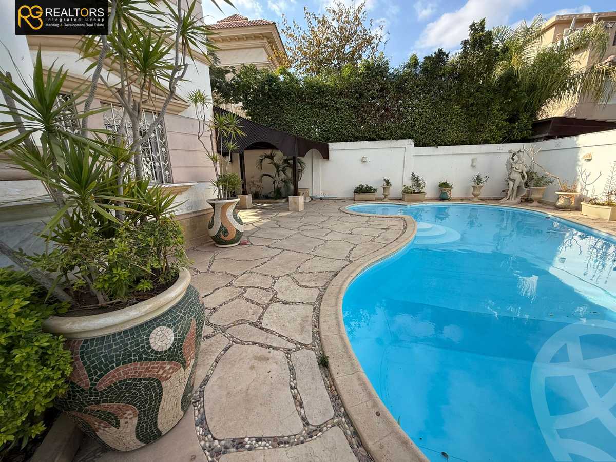 https://aqarmap.com.eg/en/listing/5661813-for-sale-cairo-el-sheikh-zayed-city-compounds-royal-city