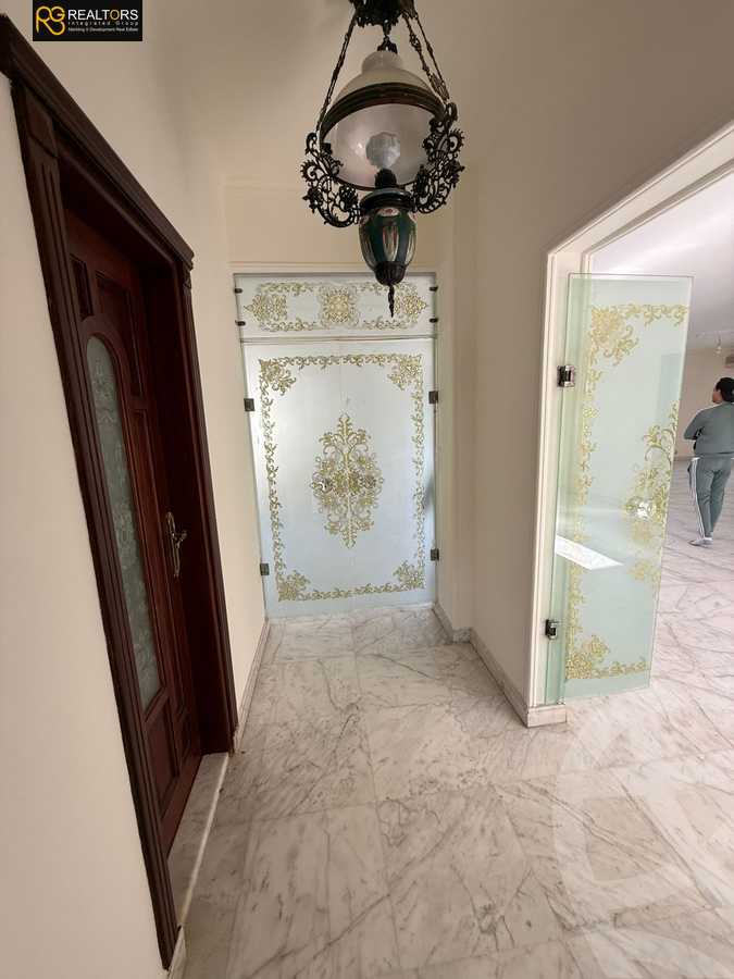https://aqarmap.com.eg/ar/listing/5677659-for-sale-cairo-el-sheikh-zayed-city-compounds-royal-city