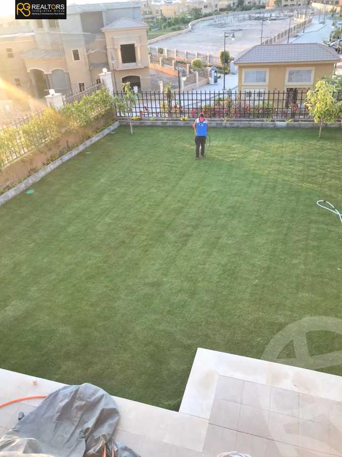 https://aqarmap.com.eg/ar/listing/5677707-for-sale-cairo-el-sheikh-zayed-city-compounds-royal-meadows