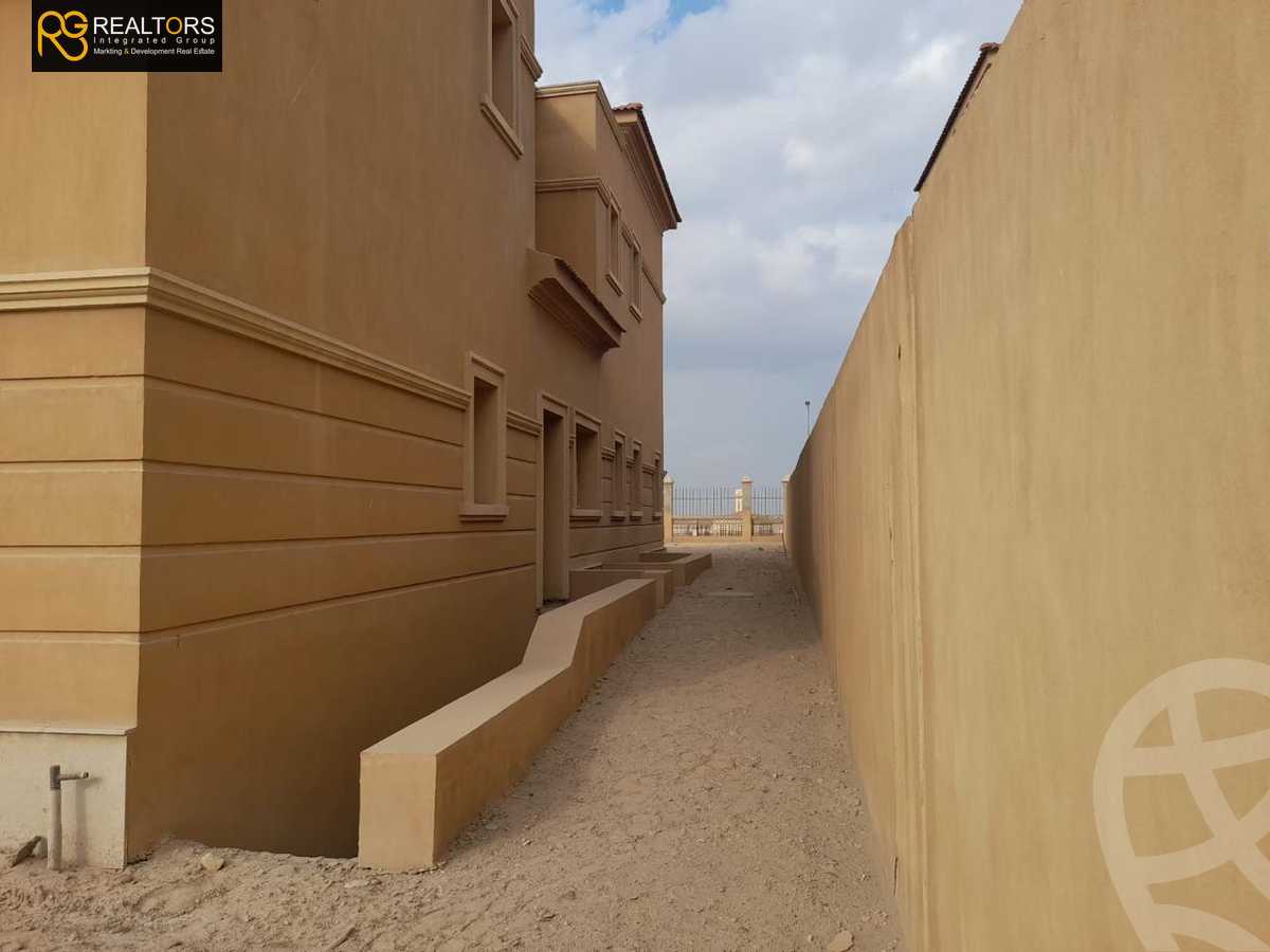 https://aqarmap.com.eg/en/listing/5677971-for-sale-cairo-el-sheikh-zayed-city-compounds-royal-meadows