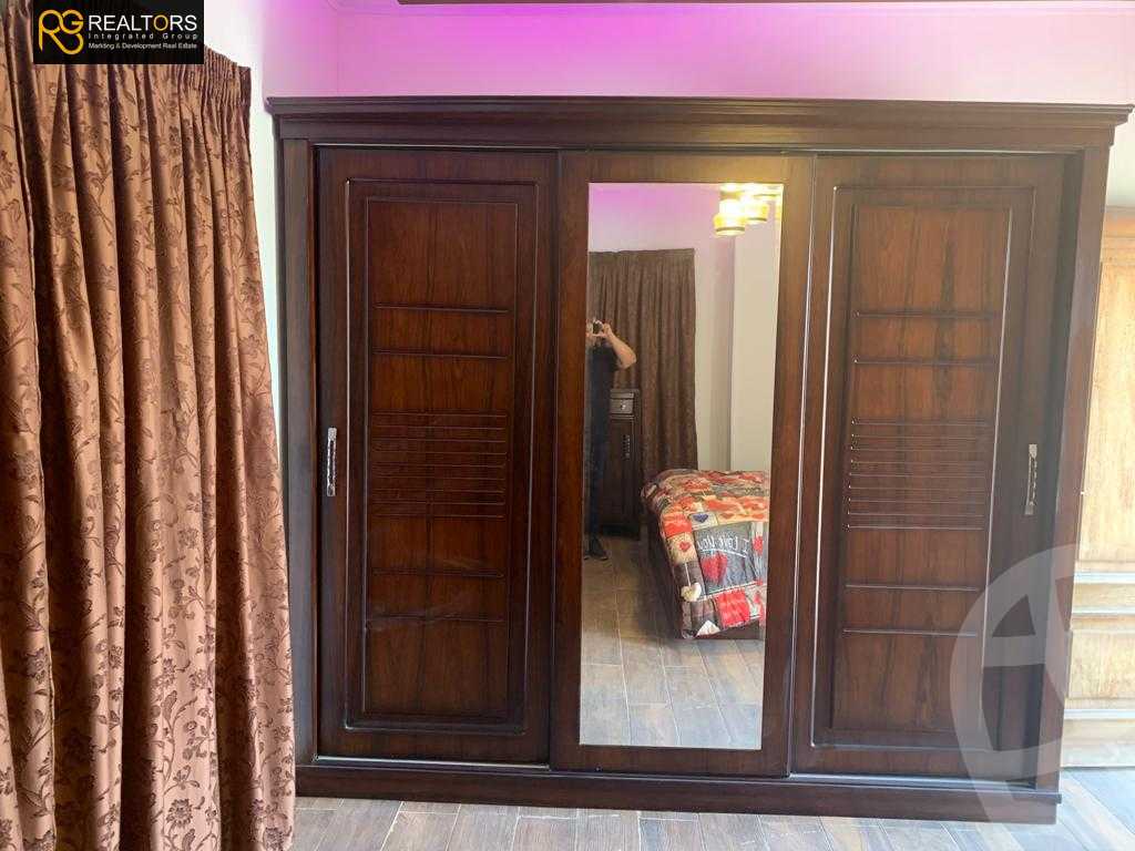 https://aqarmap.com.eg/en/listing/5707586-for-sale-cairo-el-sheikh-zayed-city-compounds-royal-city
