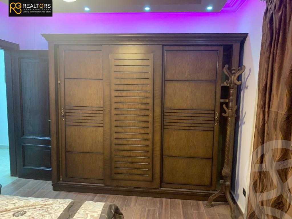 https://aqarmap.com.eg/en/listing/5707586-for-sale-cairo-el-sheikh-zayed-city-compounds-royal-city