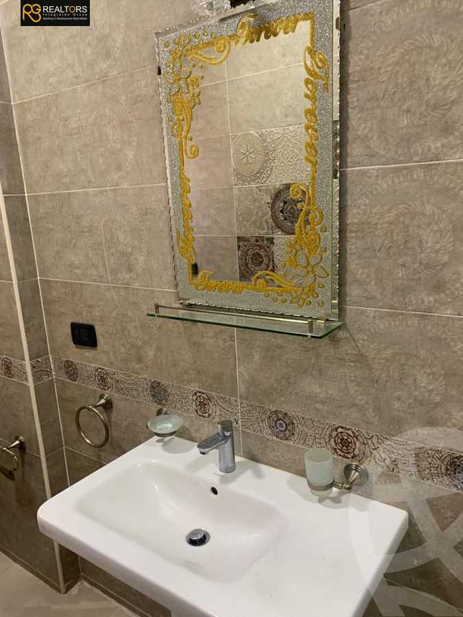 https://aqarmap.com.eg/en/listing/5707586-for-sale-cairo-el-sheikh-zayed-city-compounds-royal-city