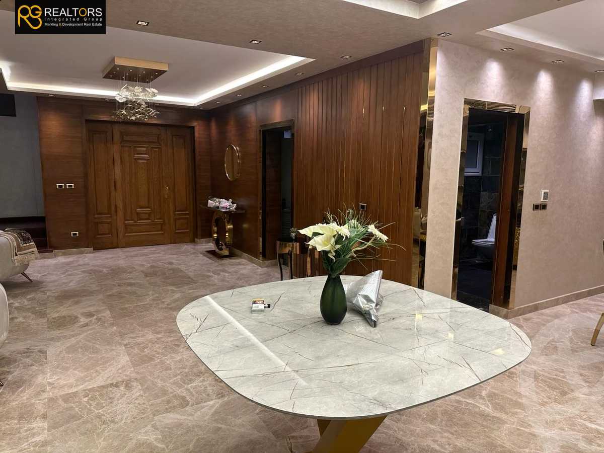 https://aqarmap.com.eg/en/listing/5707709-for-sale-cairo-el-sheikh-zayed-city-compounds-royal-city