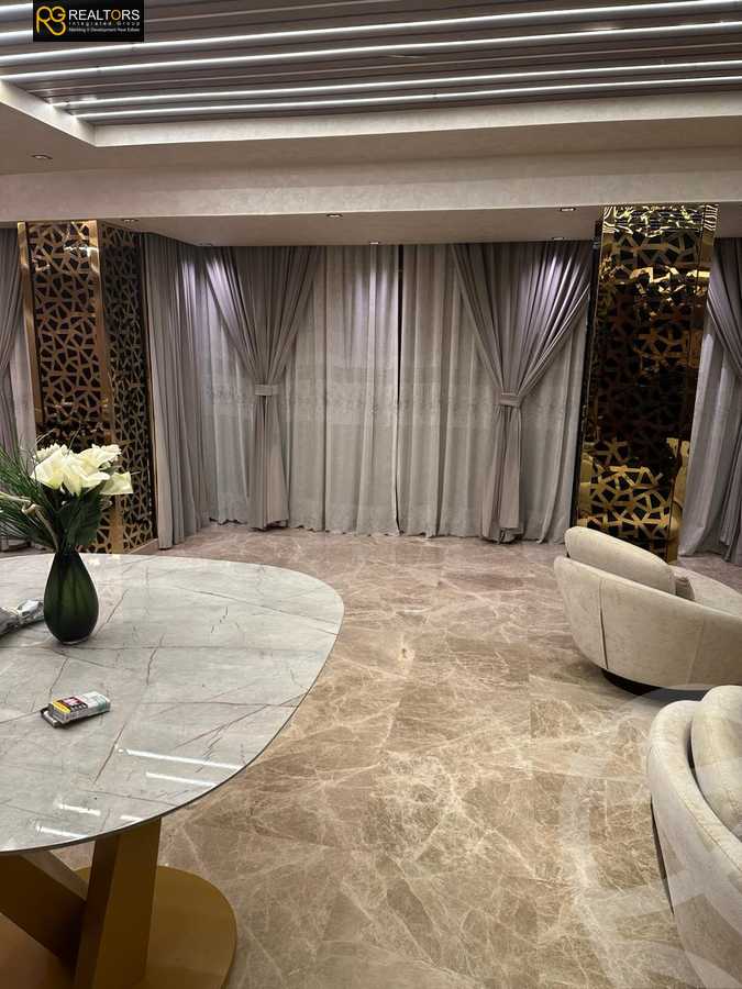 https://aqarmap.com.eg/en/listing/5707709-for-sale-cairo-el-sheikh-zayed-city-compounds-royal-city