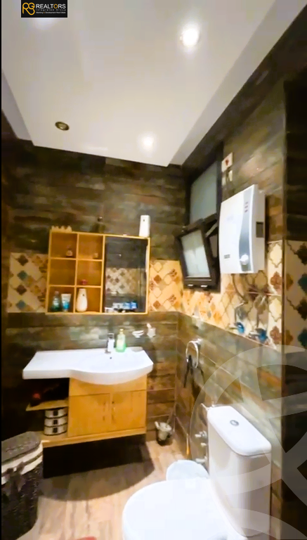 https://aqarmap.com.eg/en/listing/5743606-for-sale-cairo-el-sheikh-zayed-city-compounds-kmbwnd-wyst-twn-swdyk
