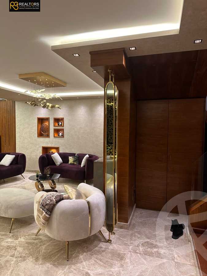 https://aqarmap.com.eg/ar/listing/5743717-for-sale-cairo-el-sheikh-zayed-city-compounds-royal-city