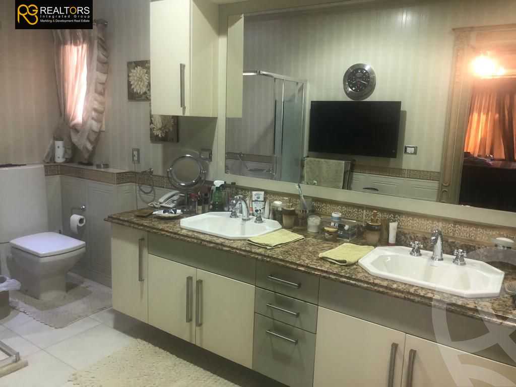 https://aqarmap.com.eg/en/listing/6068761-for-sale-cairo-el-sheikh-zayed-city-compounds-royal-city