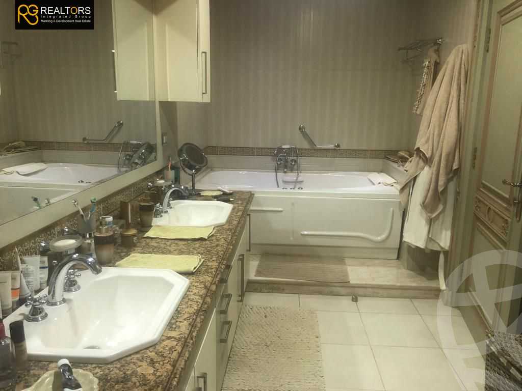 https://aqarmap.com.eg/en/listing/6068761-for-sale-cairo-el-sheikh-zayed-city-compounds-royal-city