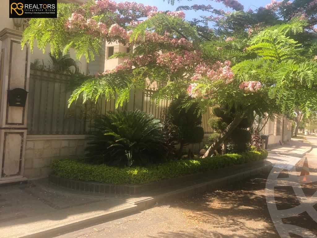 https://aqarmap.com.eg/en/listing/6068761-for-sale-cairo-el-sheikh-zayed-city-compounds-royal-city