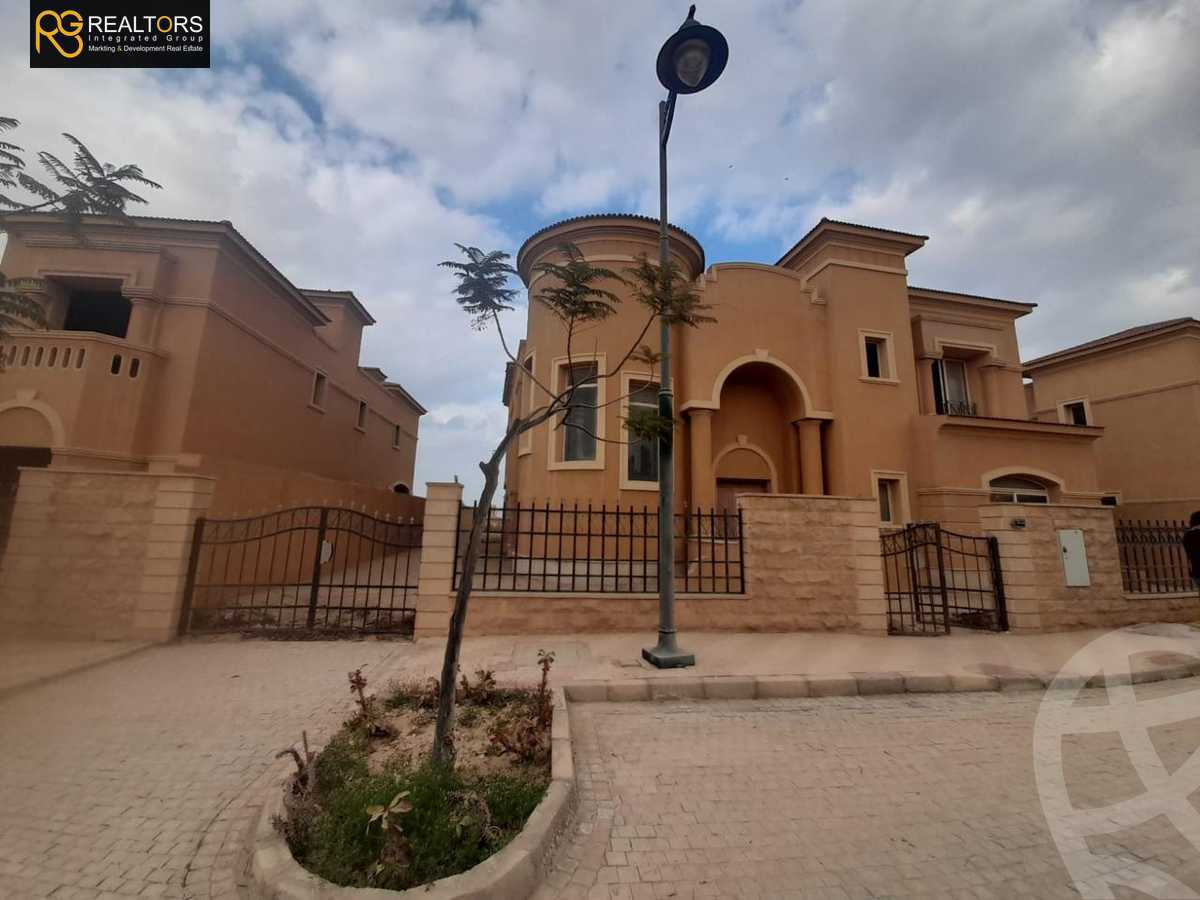 https://aqarmap.com.eg/en/listing/6256546-for-sale-cairo-el-sheikh-zayed-city-compounds-royal-meadows