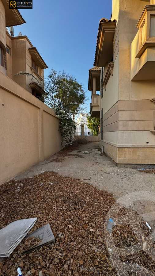 https://aqarmap.com.eg/en/listing/6593490-for-sale-cairo-el-sheikh-zayed-city-compounds-royal-city