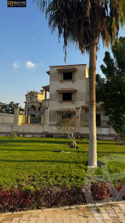 https://aqarmap.com.eg/en/listing/6593490-for-sale-cairo-el-sheikh-zayed-city-compounds-royal-city