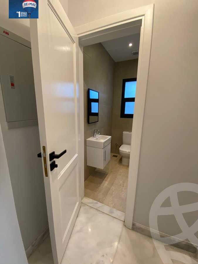 https://aqarmap.com.eg/ar/listing/3793433-for-sale-cairo-el-sheikh-zayed-city-compounds-kmbwnd-wyst-twn-swdyk